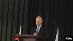 美国在台协会执行理事罗瑞智对华府地区台侨发表美台关系讲话(美国之音钟辰芳拍摄)