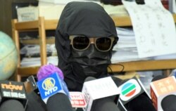 被判监3年的邓棨然的弟弟邓先生表示,得知哥哥被判监及罚款,心情感到难受,认为判刑太重,他又担心哥哥可能是受到虐待才会认罪。 (美国之音/汤惠芸)