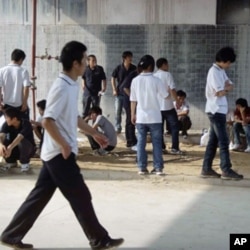 厂区公共场所没有椅子坐，工人或蹲或站