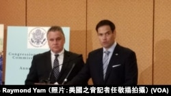 鲁比奥(右)与史密斯2018年10月召开记者会(VOA任敬扬)