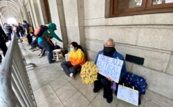 香港社运人士王婆婆(手持标语者)就壹传媒创办人黎智英国安法保释终审上诉案,在终审法院外通宵排队超过16小时,希望进入内庭旁听支持黎智英 (美国之音/汤惠芸)