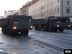 胜利日红场阅兵彩排时,莫斯科市中心行进的“伊斯康德尔-M”型战术导弹。(美国之音白桦 拍摄)