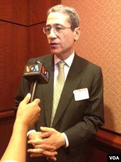 《中国即将崩溃》一书的作者章家敦接受美国之音采访(美国之音方方拍摄)