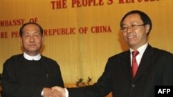 曾任中华人民共和国驻缅甸联邦特命全权大使的李军华和缅甸副总裁田翁敏吴（左）