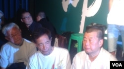 陈日君(左一)等9/26在政总外声援占领公民广场学生(美国之音图片)