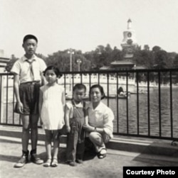 查建国被“请出”北京,其妹查建英曾在纽约客杂志发表文章介绍他(截图)