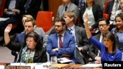 美国驻UN大使黑利(右)投票反对俄罗斯提出的决议案(路透社)