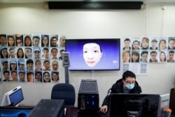北京汉王科技的工程师正在研发可以识别戴着口罩的人的人脸识别技术。(2020年3月6日)