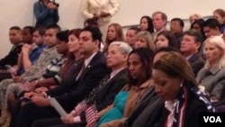 2013年11月13日,新入籍的美国公民(美国之音 陈怡拍摄)