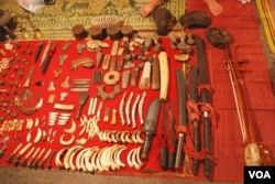 老挝琅勃拉邦的夜市上很容易买到象牙制品。(美国之音朱诺拍摄,2018年2月14日)