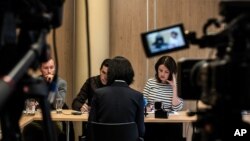 Grace Mạnh, vợ của cựu lãnh đạo Interpol đang mất tích Mạnh Hoành Vĩ, nói với các phóng viên hôm 7/10 tại Lyon. Bà Grace (ngồi quay lưng vì không muốn cho biết mặt) đã thuê luật sư để giúp truy tìm tung tích chồng bà.