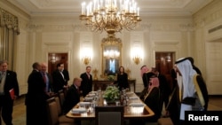 美国总统川普和沙特阿拉伯副王储穆罕默德·本·萨尔曼等人在白宫国宴厅(2017年3月14日)