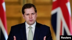英国住房、社区及地方政府事务大臣詹里克(Robert Jenrick)星期六(5月2日)在伦敦唐宁街介绍英国疫情。