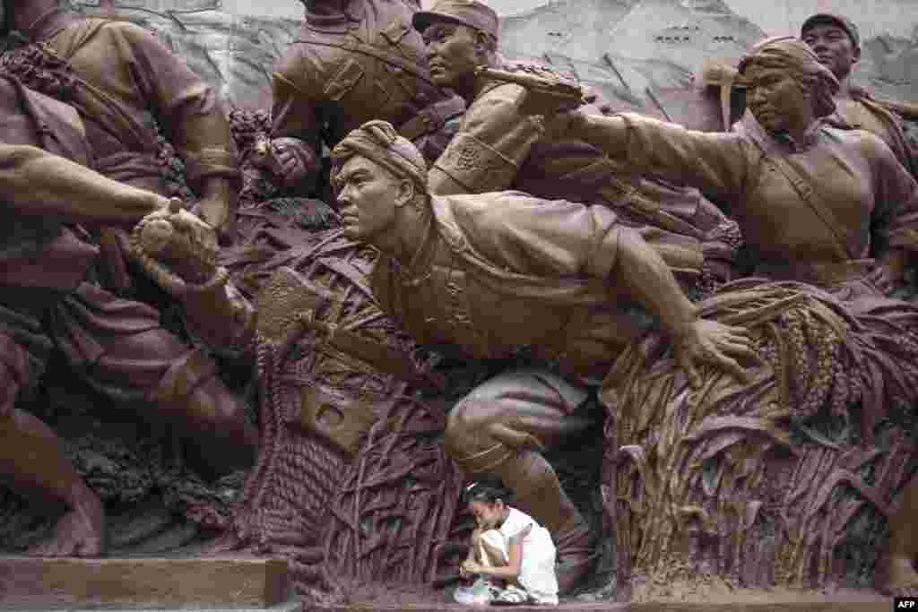 沈阳的纪念碑,旁边有小姑娘玩耍(2017年7月13日)。