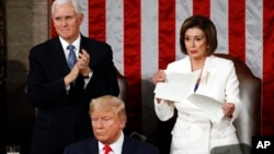 2020年2月4日特朗普演讲一结束,众议院议长南希·佩洛西将特朗普国情咨文演讲稿一撕两半