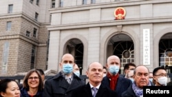 多国外交官2021年3月22日来到庭审加拿大前外交官康明凯Michael Kovrig的北京法院外展示团结(路透社)