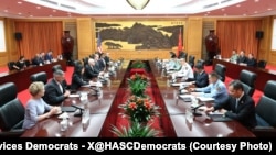 2025年9月22日,中国国防部长董军与美国华盛顿州民主党籍联邦众议员亚当·史密斯(左四)率领的众议院访华代表团在北京举行会谈。