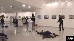 俄罗斯驻土耳其大使被枪手(右)击中后倒在地上。(2016年12月19日)