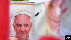 梵蒂冈2月25日表示,病情危急的天主教教宗方济各在医院好好休息了一晚,双侧肺炎病情已略有改善。