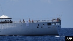 资料图片:这张摄于2023年12月10日的照片显示,一艘菲律宾民船载着给菲律宾渔民和军队的物资,举着“Atin Ito”(这是我们的)的横幅,在南中国海有争议的水域航行。(法新社)