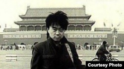 歌手崔健80年代在天安门前的旧照 (照片来源:网络图片/朱大可微博)