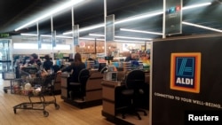 美国伊利诺伊州惠顿市一间超市里的购物人潮。(2017年4月13日)