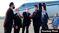 资料照片:时任美国副国务卿的基斯·克拉奇(左4)访问台湾在机场受到台湾外交部官员欢迎。(2020年9月17日,台湾外交部照片)