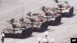 Ảnh chụp một thanh niên mặc áo sơ mi trắng đứng chặn đầu xe tăng vào tháng 6 năm 1989 tại Trung Quốc.