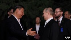 资料照片:中国国家主席习近平在北京拥抱俄罗斯总统普京。(2024年5月16日)