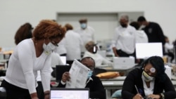 密歇根州底特律市一处投票站的工作人员在整理选票。(2020年11月3日)