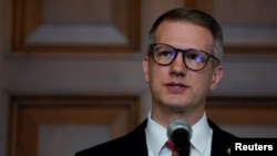 资料照:共和党联邦众议员莱利·摩尔在环保署总部与西弗吉尼亚州国会代表团成员共同出席活动发表讲话。(路透社,2025年2月18日)