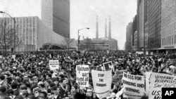 1967年4月15日,数千人聚集在纽约的联合国广场,举行示威反对美国卷入越战