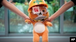 香港大学医学生2019年9月5日继续示威行动,手拉手组成的人链中有一只玩具小熊。