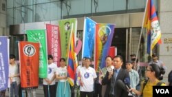 台湾公民团体前往英国驻台代表处抗议(美国之音张永泰拍摄)