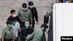 前港大法律副教授戴耀廷(中)涉嫌 “串谋颠覆国家政权罪”2021年3月2日被警车押送前往法庭应讯(路透社)