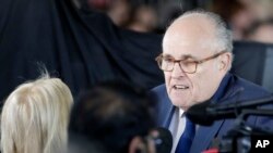 Trong một phát biểu riêng biệt, ông Giuliani nói đội ngũ luật sư của ông Trump "có thể sẽ" cho phép Công tố viên Đặc biệt Robert Mueller phỏng vấn tổng thống.