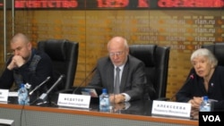 俄罗斯总统人权委员会在莫斯科的一次新闻发布会上,阿列克谢耶娃(右)讲话,中间是人权委员会主席菲多托夫。