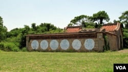 墙上标语似被人涂过(美国之音杨晨拍摄)