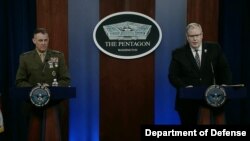 美国国防部联合人工智能中心主任格罗恩(Michael S. Groen,左)和人工智能国家安全委员会副主席、前国防部副部长沃克(Robert O. Work,右)2021年4月9日在五角大楼举行记者会