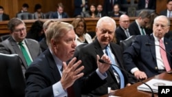 参议院司法委员会的三位共和党成员格雷厄姆参议员、哈奇参议员参议员和司法委员会主席格拉斯利在委员会以14票对7票通过保护特别检察官的法案后继续讨论。(2018年4月26日)