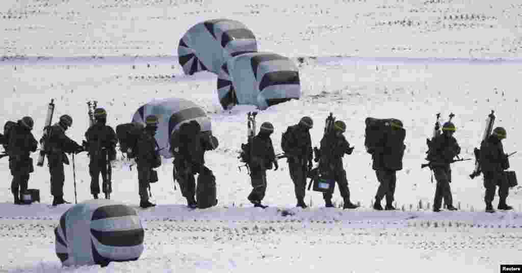 Binh sĩ Nam Triều Tiên trong cuộc tập trận gần khu phi quân sự ngăn cách Bắc Triều Tiên và Nam Triều Tiên, ở Paju, phía bắc Seoul.