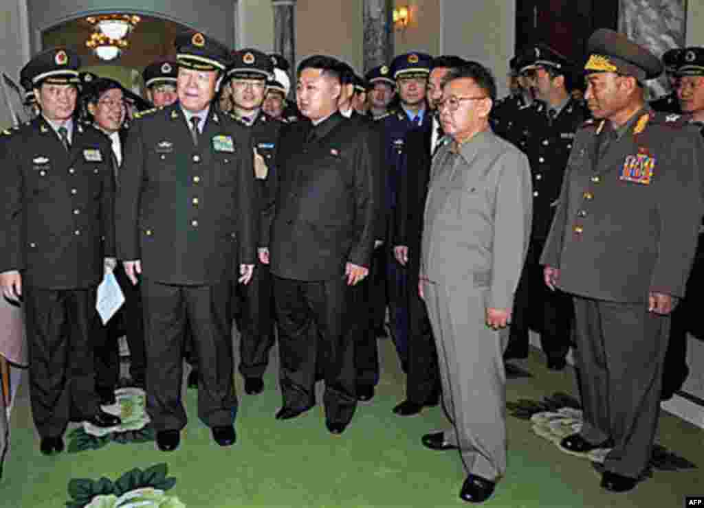 2010年10月25日,中共中央军委副主席郭伯雄访问朝鲜,会见朝鲜领导人金正日及其儿子金正恩