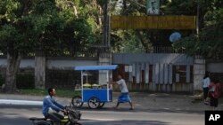 တက္ကသိုလ်ရိပ်သာလမ်းက ဒေါ်အောင်ဆန်းစုကြည် နေအိမ်ရှေ့မြင်ကွင်း (ဖေဖော်ဝါရီ ၅၊ ၂၀၂၅)