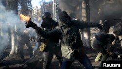 Người biểu tình chống chính phủ ném bom xăng về phía lực lượng cảnh sát trong vụ đụng độ tại thủ đô Kiev, ngày 18/2/2014.