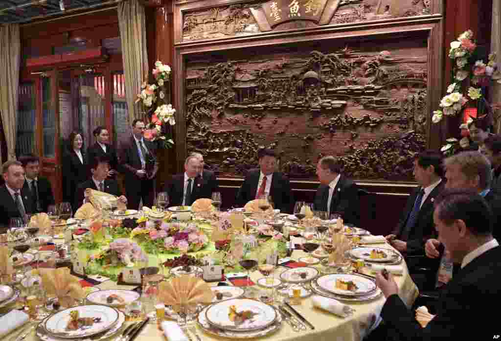 中国主席习近平,俄罗斯总统普京和外交部长拉夫罗夫(习近平右侧)在北京的 “一带一路”国际合作高峰论坛开幕式前的早餐会上交谈(2017年5月14日)。