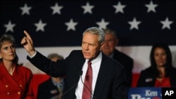 资料照片:2014年11月4日,当时的科罗拉多州共和党众议员候选人巴克在丹佛的共和党选举之夜集会上发表讲话。