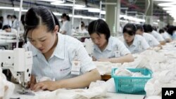 Nữ công nhân Bắc Triều Tiên làm việc tại một nhà máy của công ty may mặc Shinwon tại Kaesong.