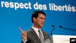 Ngoại trưởng Manuel Valls phát biểu tại một cuộc họp báo ở Điện Elysee. Quốc hội Pháp đã biểu quyết với đa số áp đảo tán thành một dự luật gây nhiều tranh cãi nhằm hợp thức hóa việc theo dõi rộng rãi các nghi can khủng bố ở Pháp.