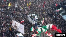 伊朗民众在德黑兰参加为圣城军指挥官苏莱曼尼举行的悼念仪式。(2020年1月6日)