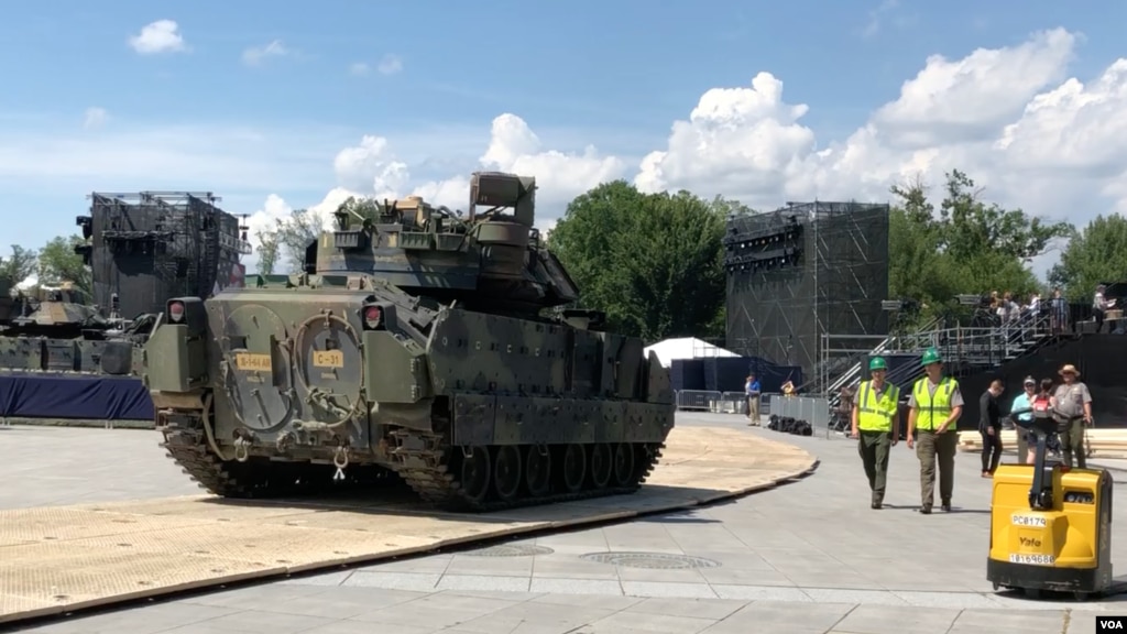 做为7月4日独立日庆典展示,一辆美军布雷德利装甲步兵战车被卸在华盛顿林肯纪念堂附近。(2019年7月3日)